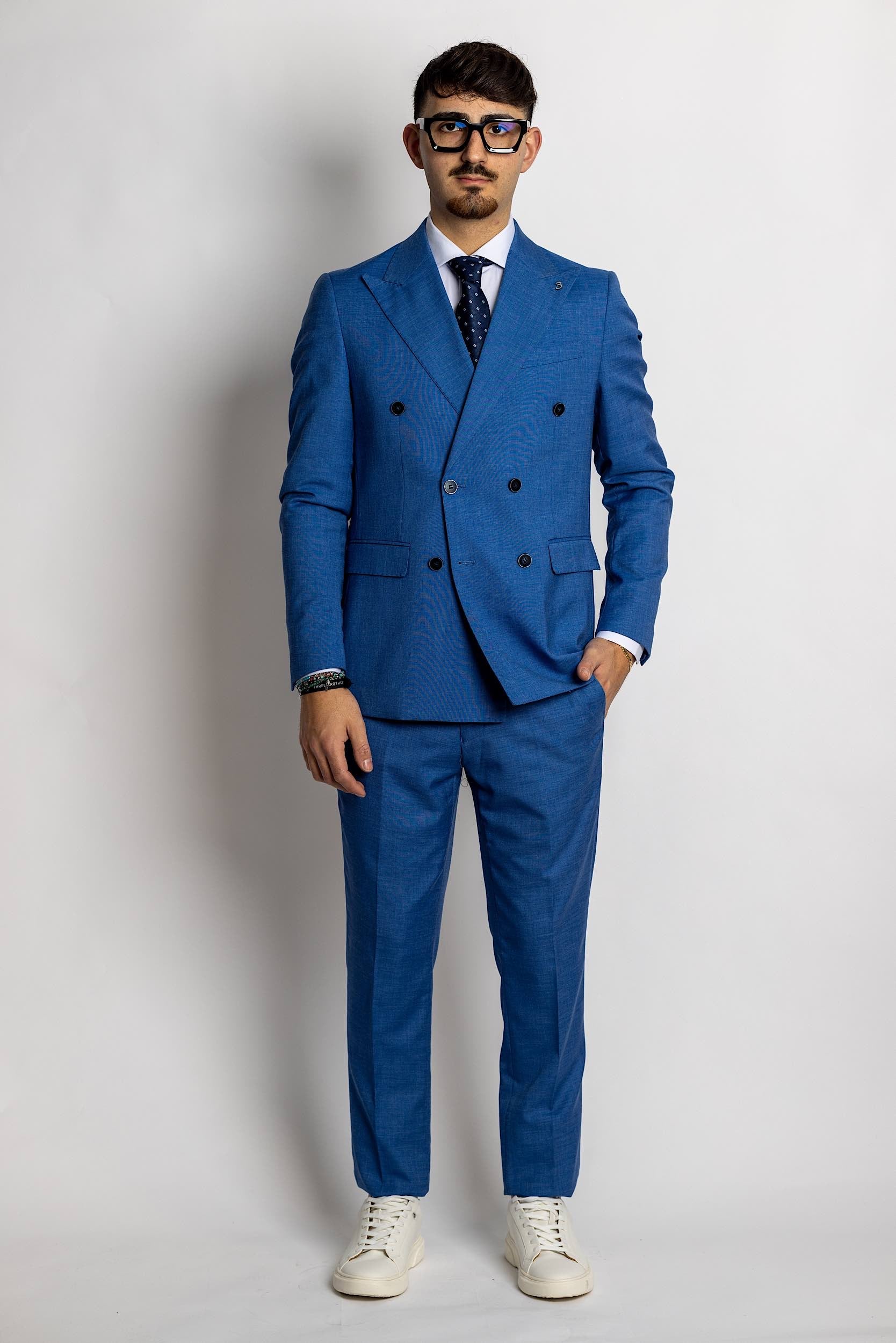 Abito modello smoking doppio petto, abito classico due bottoni. Abito con pantalone modello slim, più stretto di gamba, prezzo promozionale, saldi, offerte. Abito leggero ed elegante, adatto alla primavera, all'estate e all'autunno. Perfetto per una serata di gala, per una cerimonia o una serata stilosa. peaky blinders. tendenze abiti cerimonia 2024, colori di tendenza abiti, completi per battesimo, per matrimonio invitati. abiti per ufficio, abiti da invitati, battesimo, cresima, diciottesimo, ala moda