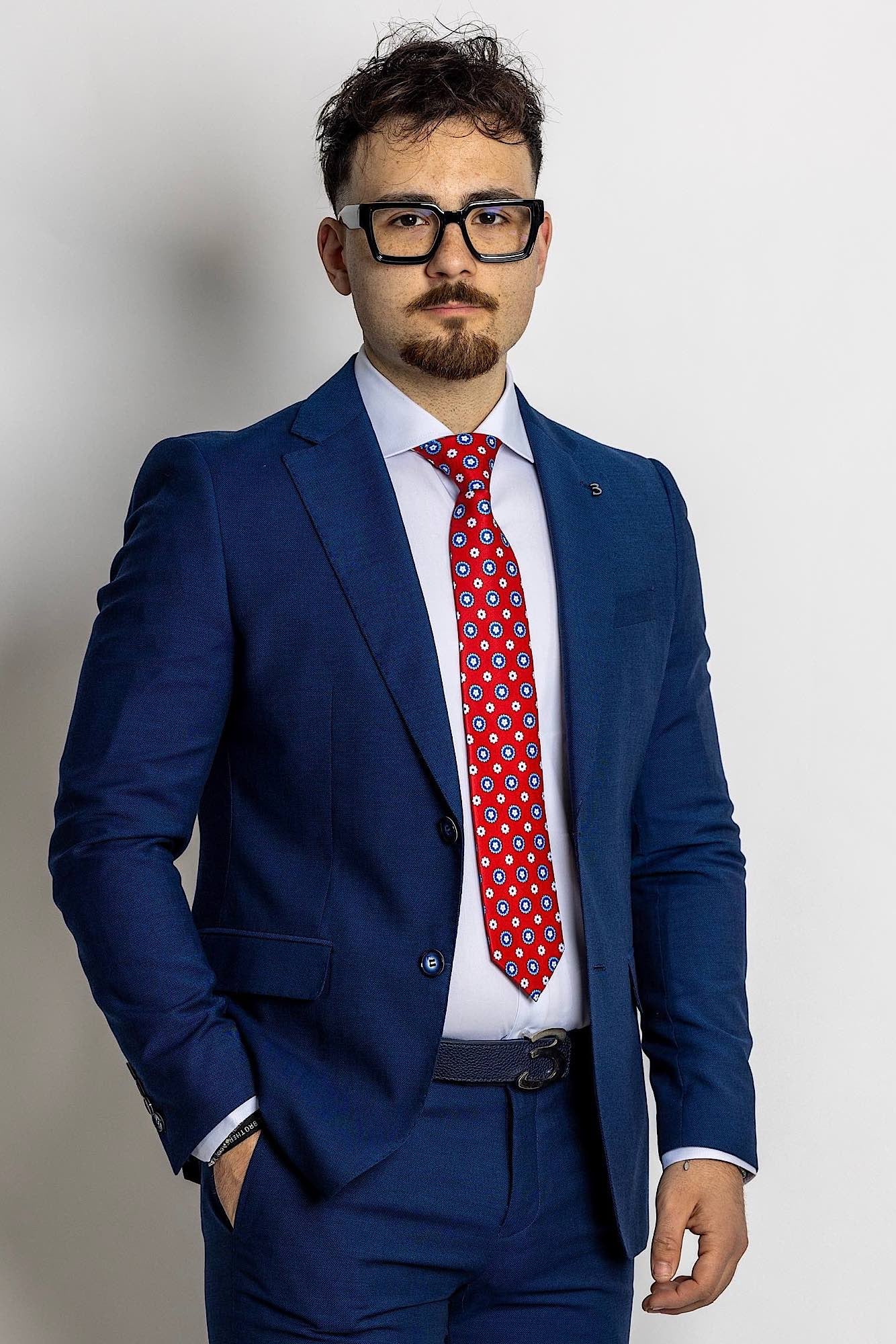 Abito modello smoking doppio petto, abito classico due bottoni. Abito con pantalone modello slim, più stretto di gamba, prezzo promozionale, saldi, offerte. Abito leggero ed elegante, adatto alla primavera, all'estate e all'autunno. Perfetto per una serata di gala, per una cerimonia o una serata stilosa. peaky blinders. tendenze abiti cerimonia 2024, colori di tendenza abiti, completi per battesimo, per matrimonio invitati. abiti per ufficio, abiti da invitati, battesimo, cresima, diciottesimo, ala moda