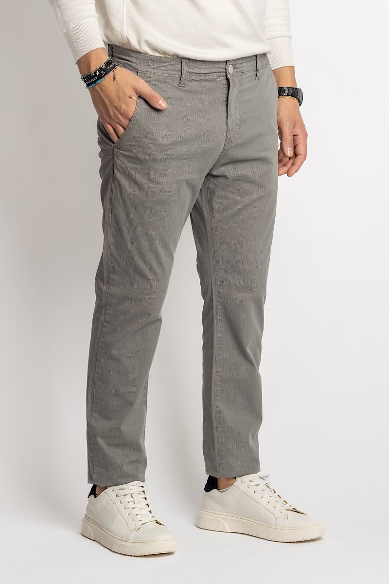 jeans Pantalone modello baggy, carrot fit, balloons, pantaloni regular fit morbidi di gamba, cotone popeline, cotone twill. Pantaloni classici, pantaloni slim fit. pantaloni da spezzato, pantaloni per giacca, pantaloni per uscire, da cerimonia, da eventi, per comunioni, per battesimo, per diciottesimo, pantaloni da battaglia, da lavoro, a poco prezzo, in saldi, nuova collezione estivi. zara, zalando, asos, shen, temu skinny, slim