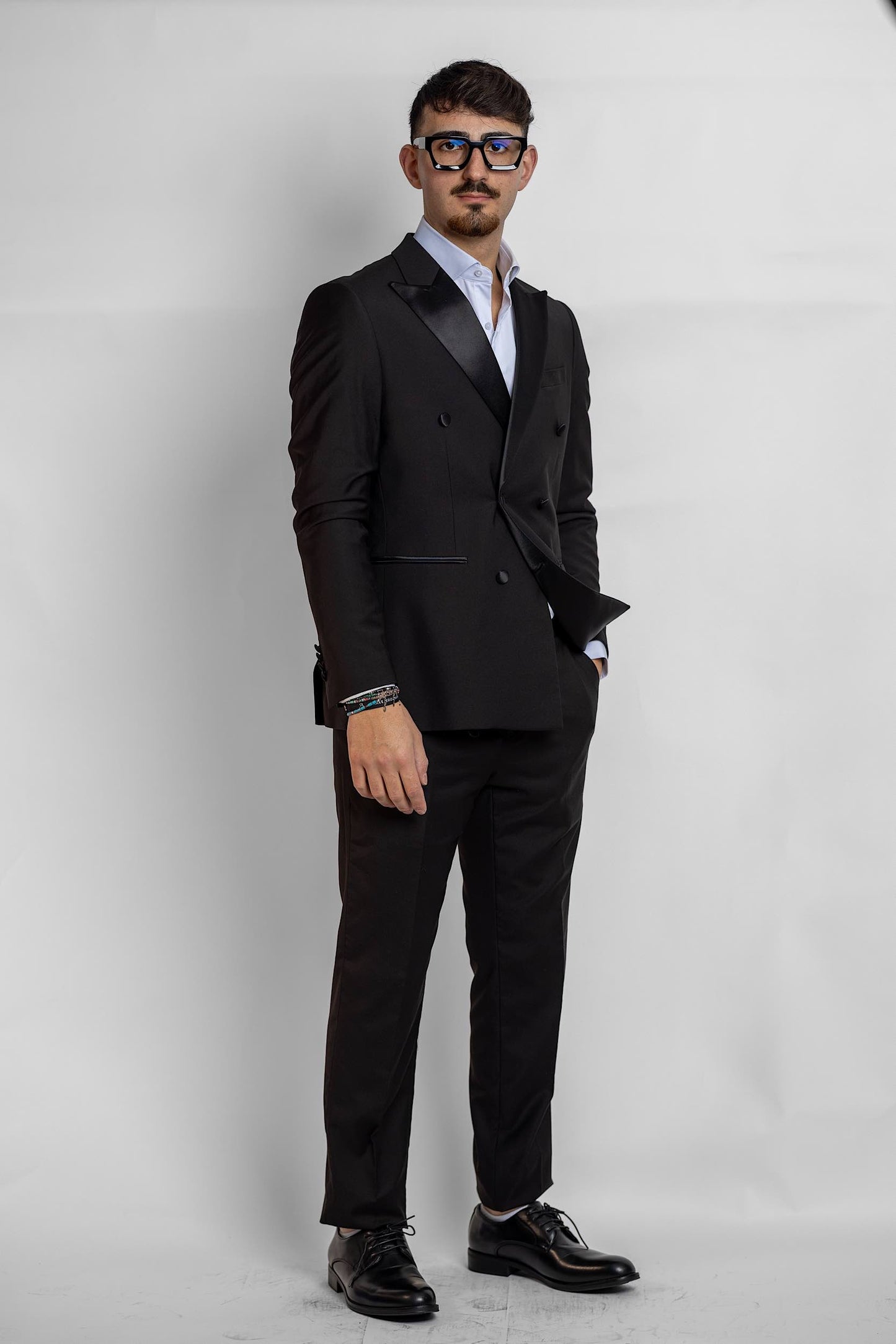 Abito modello smoking doppio petto, bottoni ricoperti. Abito con pantalone modello slim, più stretto di gamba, prezzo promozionale, saldi, offerte. Abito leggero ed elegante, adatto alla primavera, all'estate e all'autunno. Perfetto per una serata di gala, per una cerimonia o una serata stilosa. three rothers, prada, armani, giorgio armani, hugo boss, carlo pignatelli, pal zileri, corneliani, alessandrini, zara, dolce e gabbana, dior, chanel, vuitton