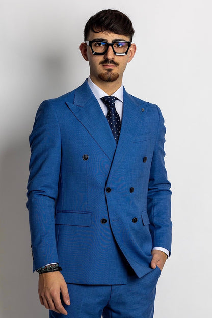 Abito modello smoking doppio petto, abito classico due bottoni. Abito con pantalone modello slim, più stretto di gamba, prezzo promozionale, saldi, offerte. Abito leggero ed elegante, adatto alla primavera, all'estate e all'autunno. Perfetto per una serata di gala, per una cerimonia o una serata stilosa. peaky blinders. tendenze abiti cerimonia 2024, colori di tendenza abiti, completi per battesimo, per matrimonio invitati. abiti per ufficio, abiti da invitati, battesimo, cresima, diciottesimo, ala moda