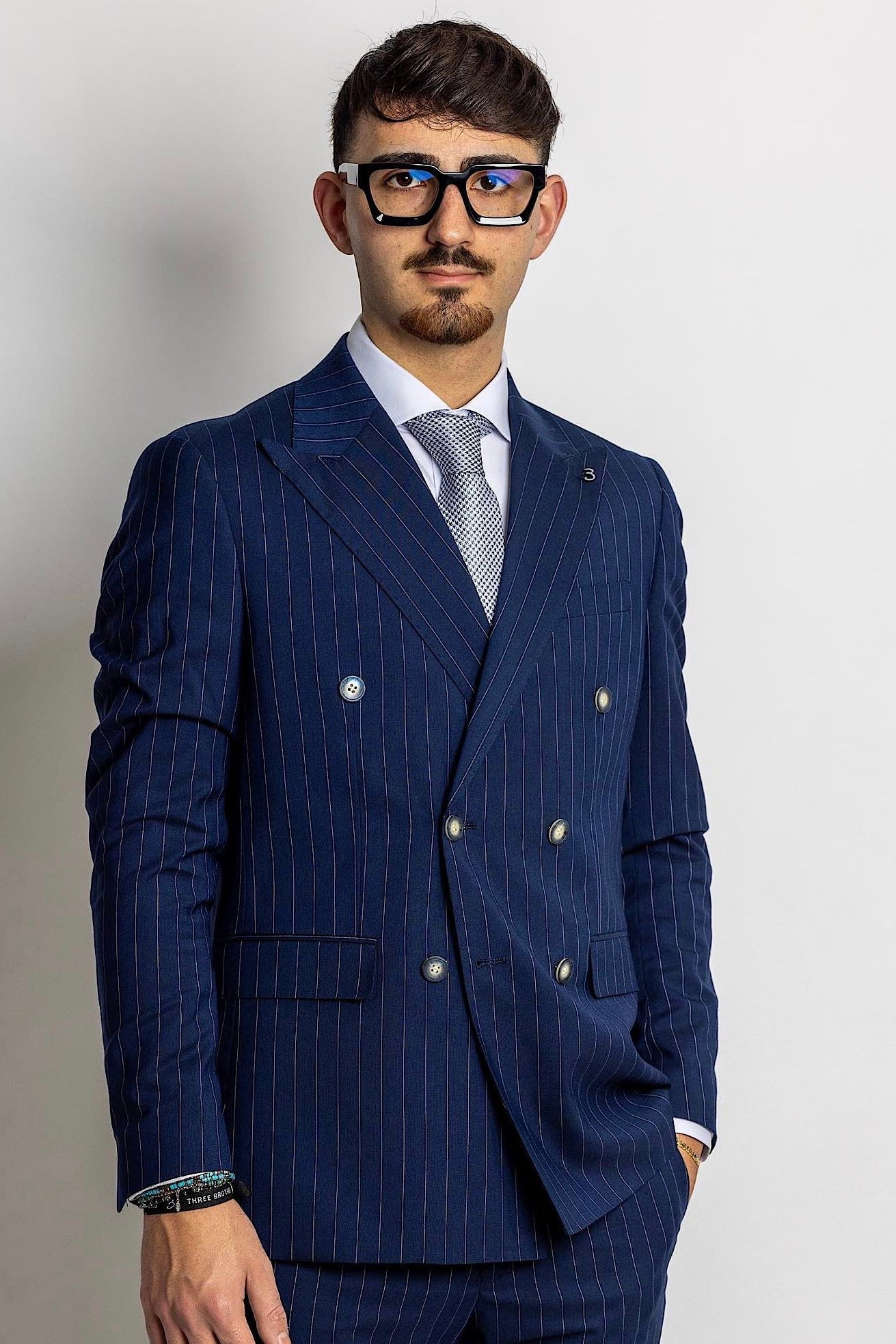 Abito modello smoking doppio petto, abito classico due bottoni. Abito con pantalone modello slim, più stretto di gamba, prezzo promozionale, saldi, offerte. Abito leggero ed elegante, adatto alla primavera, all'estate e all'autunno. Perfetto per una serata di gala, per una cerimonia o una serata stilosa. peaky blinders. tendenze abiti cerimonia 2024, colori di tendenza abiti, completi per battesimo, per matrimonio invitati. abiti per ufficio, abiti da invitati, battesimo, cresima, diciottesimo, ala moda