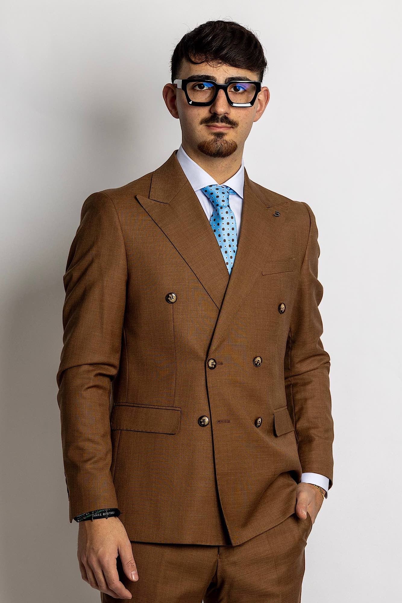 Abito modello smoking doppio petto, abito classico due bottoni. Abito con pantalone modello slim, più stretto di gamba, prezzo promozionale, saldi, offerte. Abito leggero ed elegante, adatto alla primavera, all'estate e all'autunno. Perfetto per una serata di gala, per una cerimonia o una serata stilosa. peaky blinders. tendenze abiti cerimonia 2024, colori di tendenza abiti, completi per battesimo, per matrimonio invitati. abiti per ufficio, abiti da invitati, battesimo, cresima, diciottesimo, ala moda