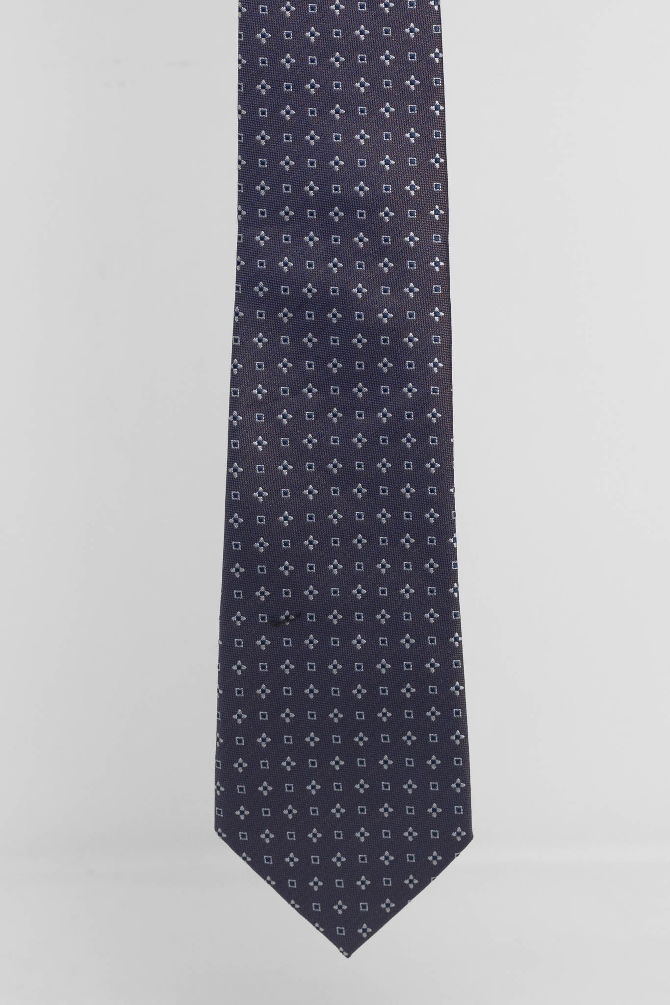 Cravatta Tre Pieghe Rombetti e Fiori Fondo Prugna | 2 Per €20